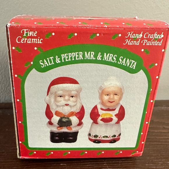 Vintage spirit of Christmas ceramic Santa and Mrs claus salt and pepper shakers - Picture 4 of 8